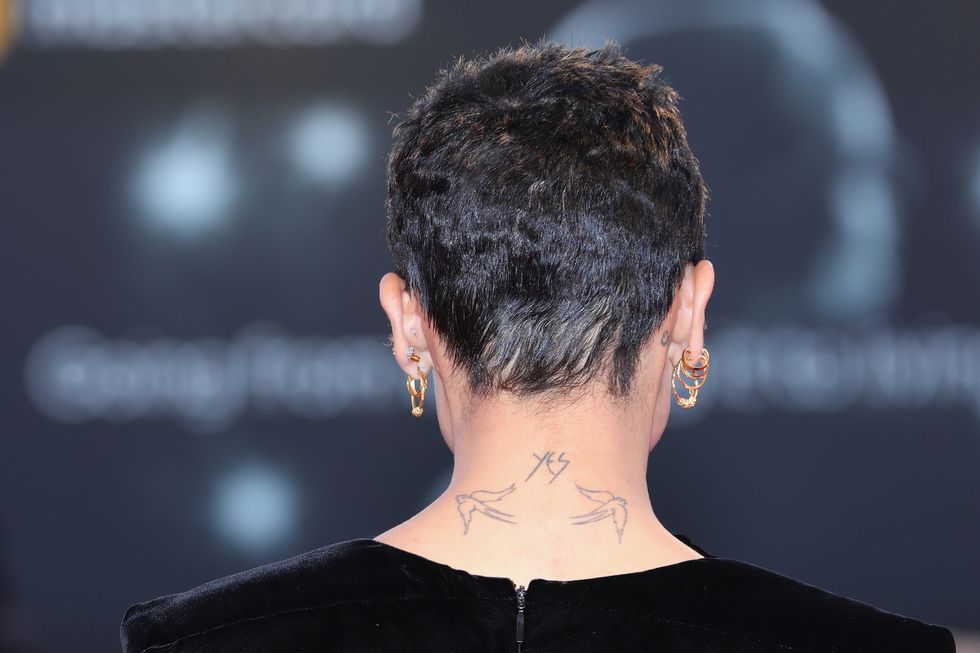 venice, italy   september 08  zoe kravitz, tattoo detail, walks the red carpet ahead of the racer and the jailbird le fidele screening during the 74th venice film festival at sala grande on september 8, 2017 in venice, italy  photo by vittorio zunino celottogetty images