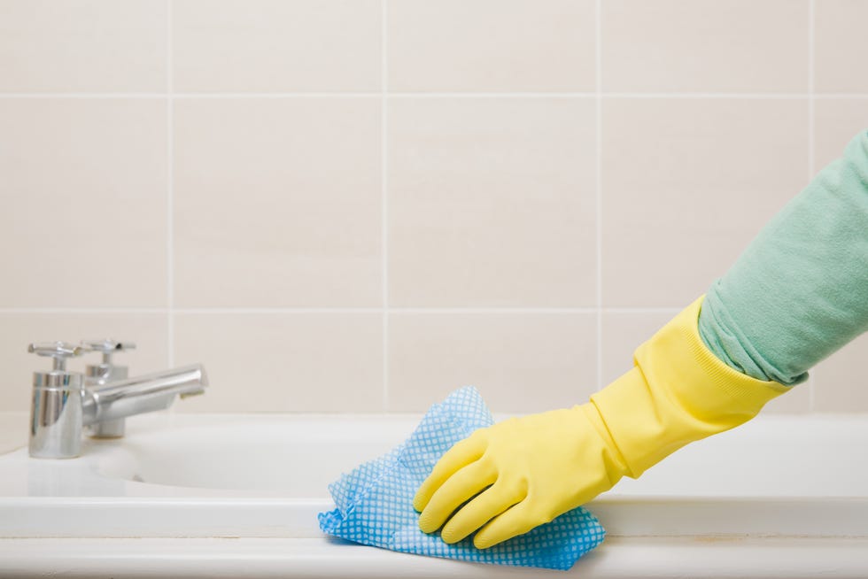 cleaning bathtub