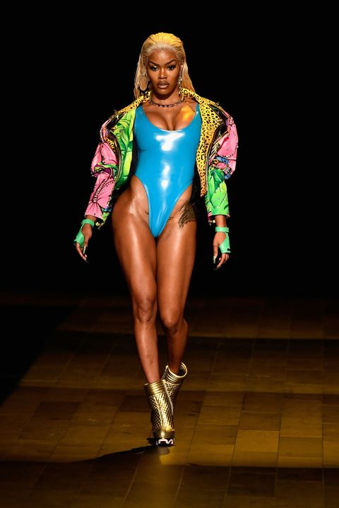 Fashion, Muscle, Competition event, Competition, Human leg, Physical fitness, Runway, Fashion show, Shoulder, Human, 