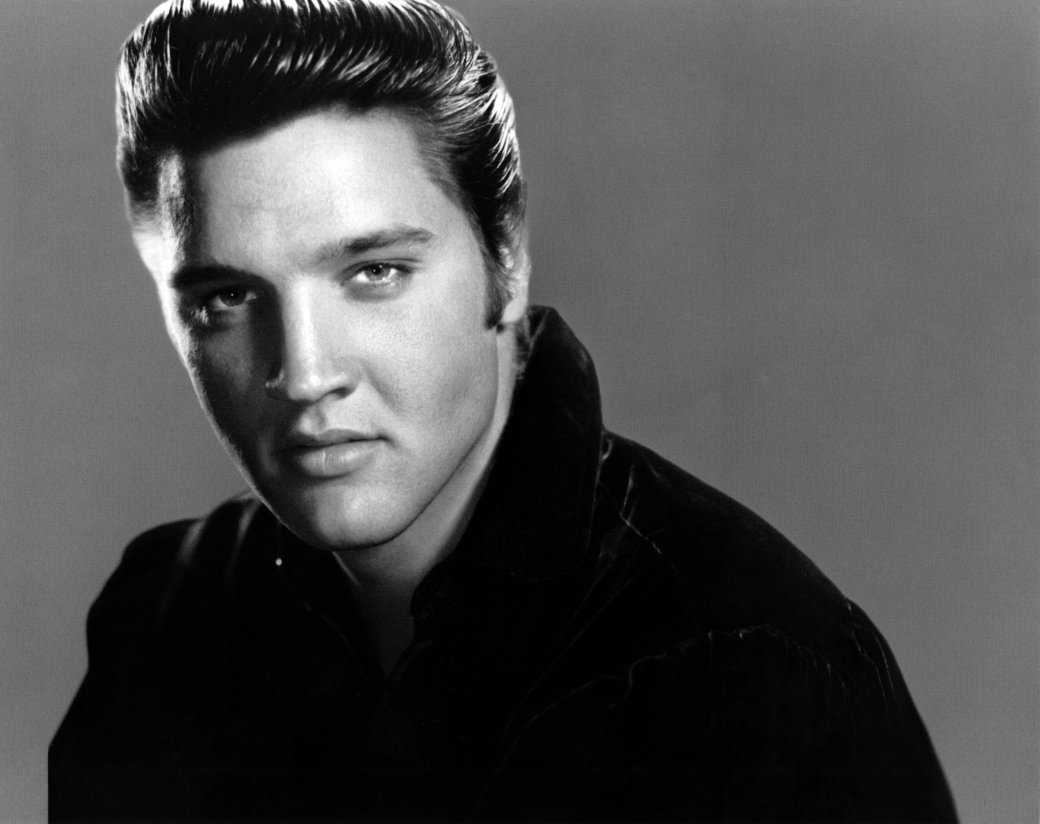 unspecified   january 01  photo of elvis presley posed studio portrait of elvis presley  photo by rbredferns