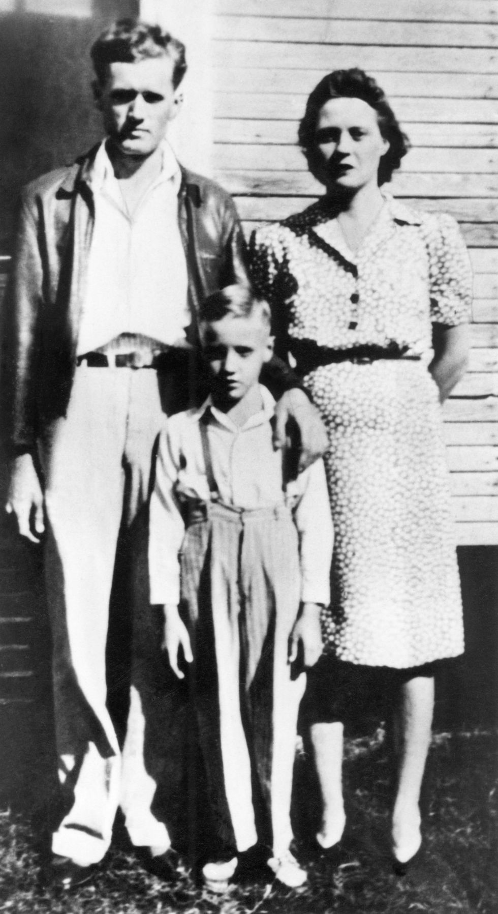 united states   january 01  usa  photo of elvis presley, as a child with his parents   l r vernon presley, elvis presley as child, gladys presley  photo by rbredferns