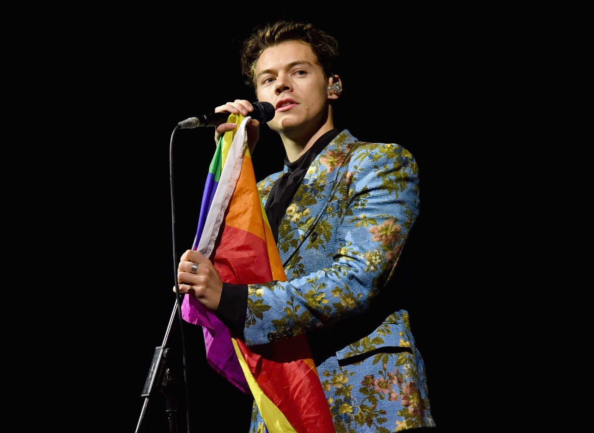 preview for WATCH Harry Styles HELP A Fan COME OUT To Their Mom!