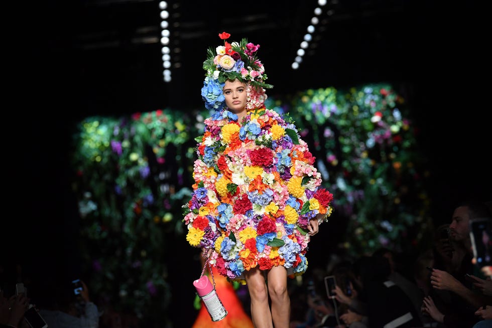 Gigi Hadid Kaia Gerber Flower Bouquet Moschino Spring 2018 - Moschino ...