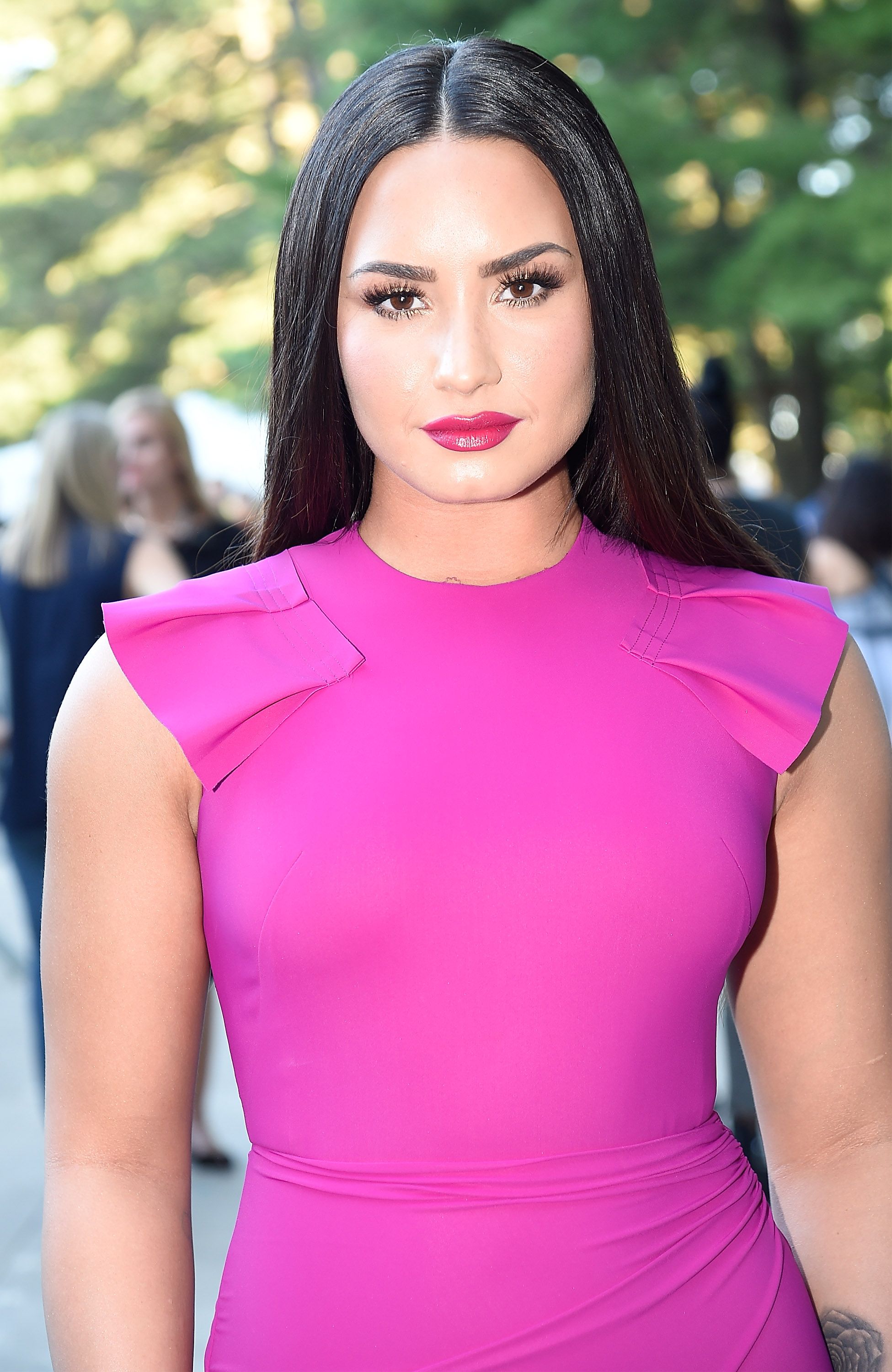 Hair, Pink, Clothing, Face, Shoulder, Lip, Magenta, Beauty, Hairstyle, Dress, 