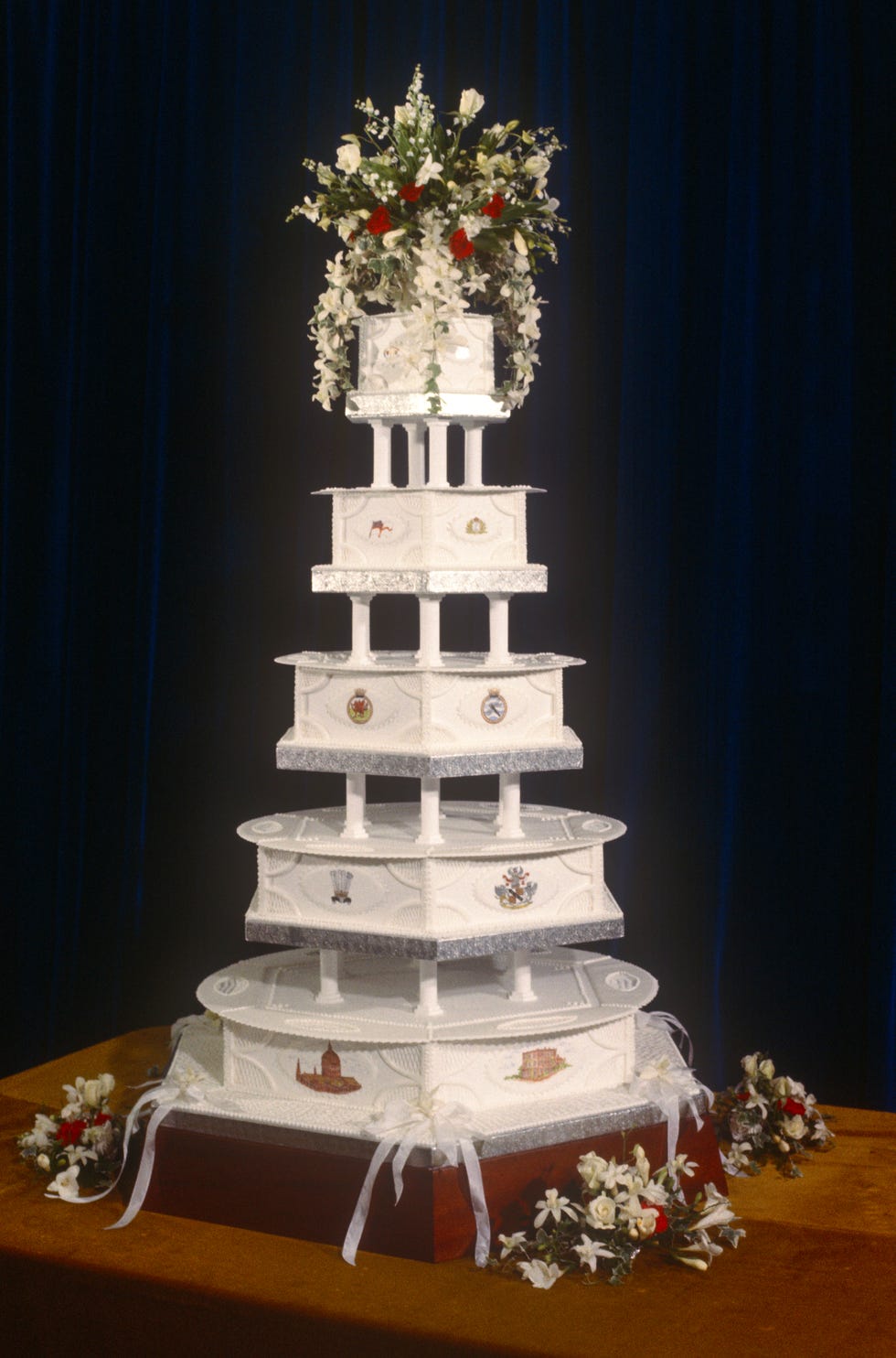Wedding cake, Sugar paste, Cake, White, Cake decorating, Icing, Wedding ceremony supply, Buttercream, Sugar cake, Cake stand, 