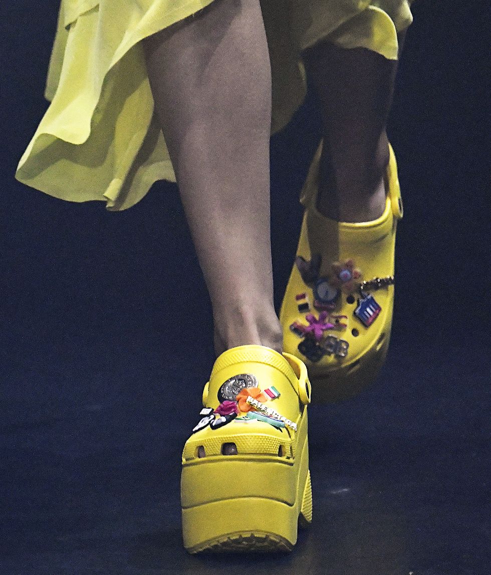 Yellow, Footwear, Leg, Human leg, Shoe, Fashion, Joint, Human body, Thigh, Street fashion, 