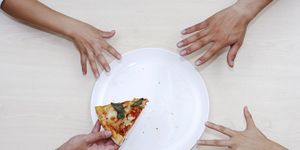 quante calorie ci sono in una fetta di pizza