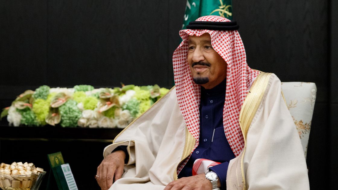 preview for Watch the Awkward Moment the Saudi King Gets Stuck on an Escalator