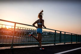 vrouw hardlopen zon brug