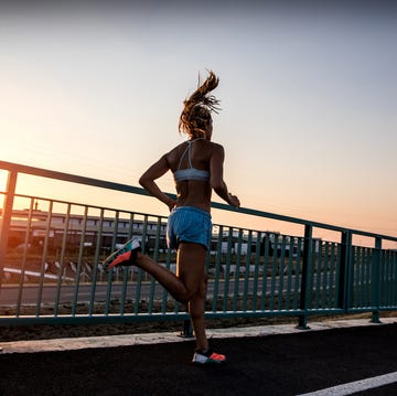 vrouw hardlopen zon brug