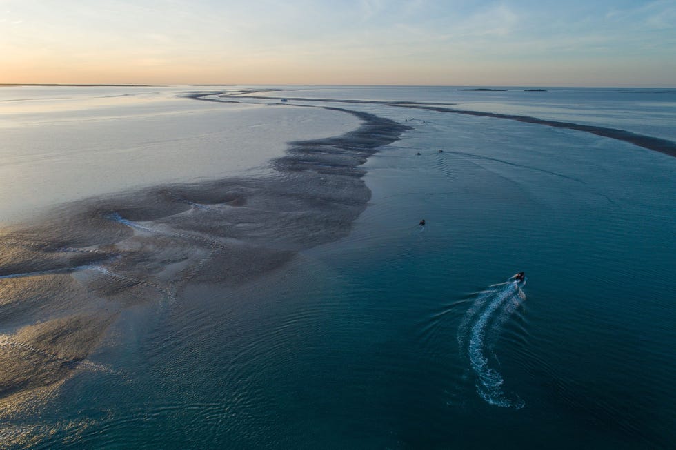Het Montgomery Reef voor de Australische Kimberley Coast werd mogelijk ooit aangezien voor een spookeiland aangezien het rif al naar gelang het getij uit zee opduikt en er weer in verzinkt Tegenwoordig wordt het natuurspektakel geregeld vanuit bootjes of watervliegtuigjes bewonderd