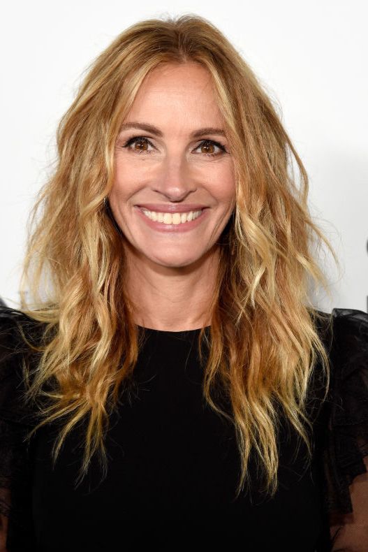 20 Photos of Beautiful Julia Roberts With Her Long and Curly Hairstyle in  the 1990s  Vintage Everyday