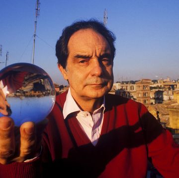 lécrivain italien italo calvino chez lui à rome en décembre 1984, italie photo by gianni giansantigamma rapho via getty images