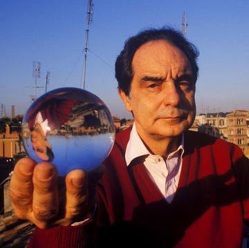 lécrivain italien italo calvino chez lui à rome en décembre 1984, italie photo by gianni giansantigamma rapho via getty images
