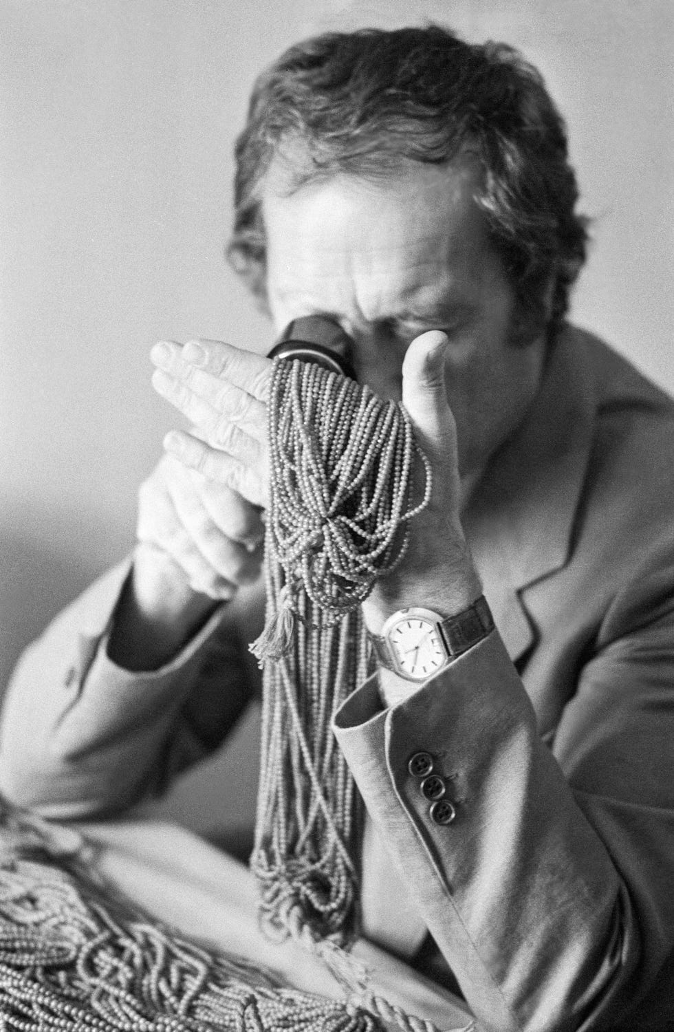 un bijoutier examine un collier en corail rouge à alghero le 12 aout 1979, italie photo by gianni giansantigamma rapho via getty images