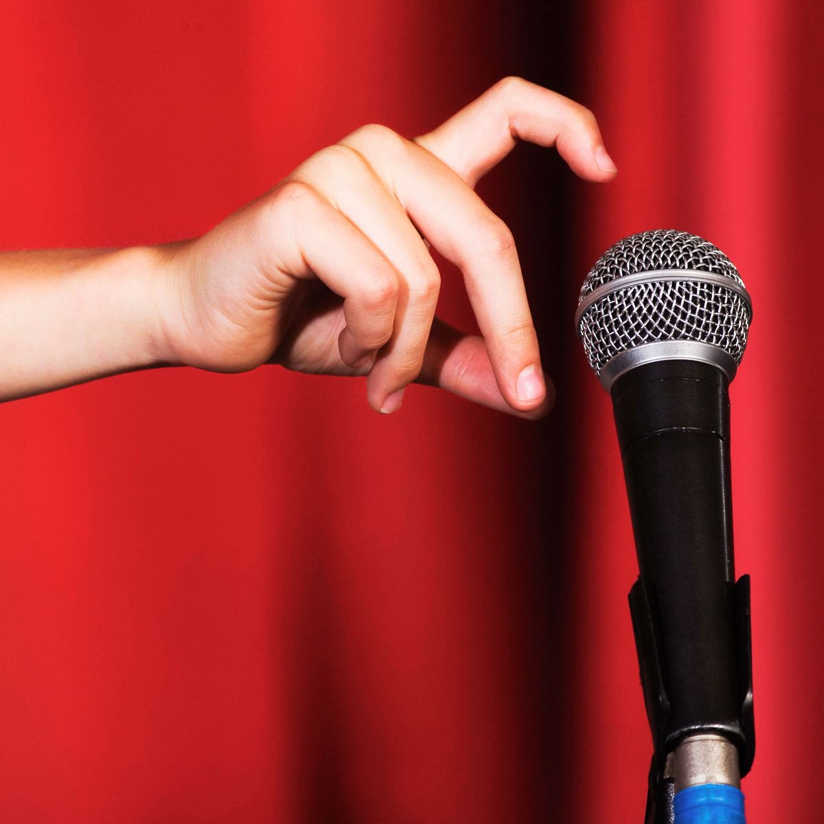 Включай микрофон текст. Пюпитр с микрофоном. Фото микрофона с текстом. Wearable Microphone. Официальное слово микрофон рука.