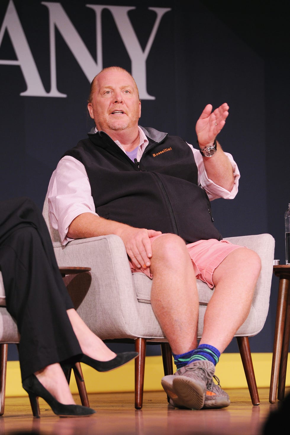 Pink, Event, Talent show, Sitting, Human body, Leg, Performance, Hand, Furniture, Performing arts, 