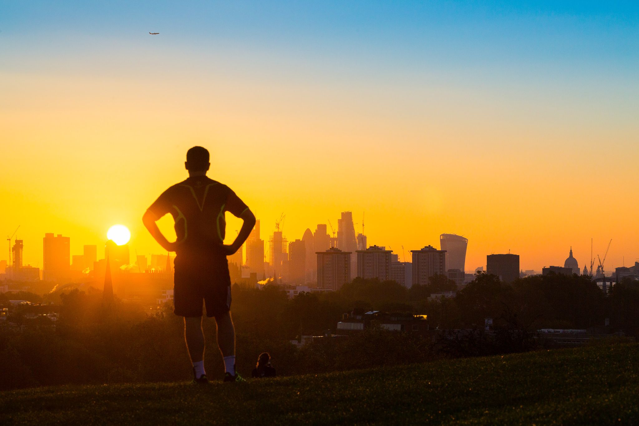 london, united kingdom   october 27 walkers on primrose hill are silhouetted against the rising sun as the day breaks over londons skyline on october 27, 2017 in london, england 

photograph by paul davey  barcroft images photo credit should read paul davey  barcroft media via getty images