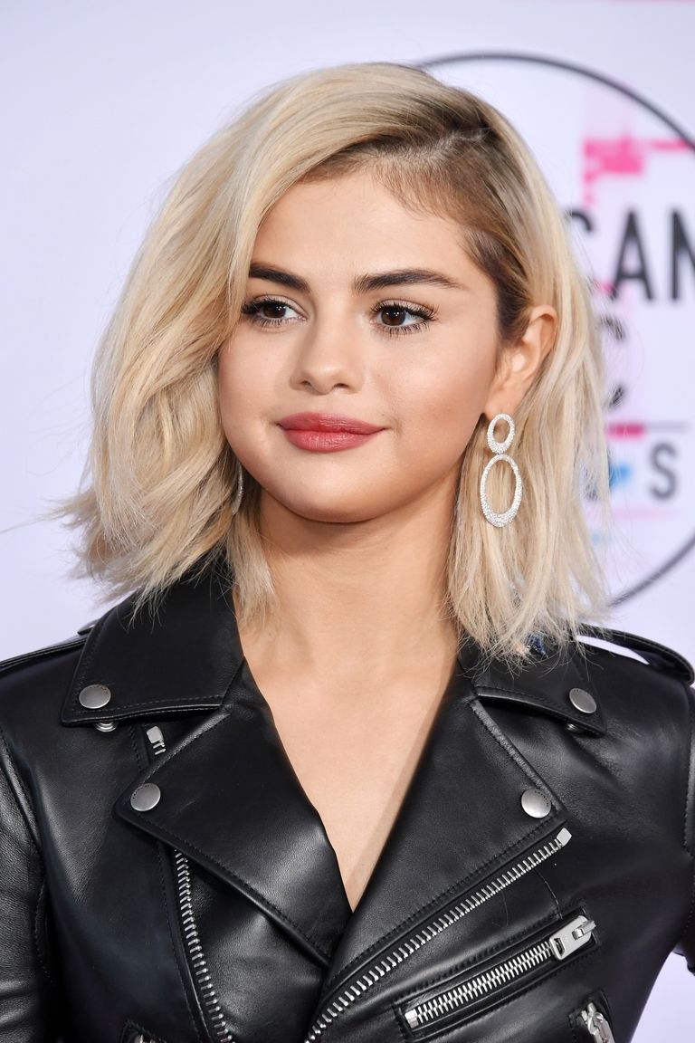 Selena Gomez Debuts Blonde Hair on the AMAs Red Carpet