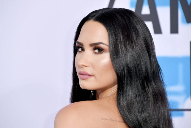 Demi Lovato Looks Like Kim Kardashian at the 2017 American Music Awards