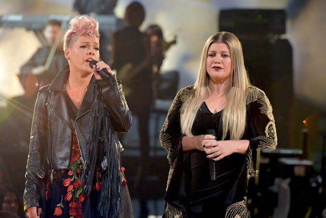 Pink and Kelly Clarkson Perform Everybody Hurts at the 2017 AMAs