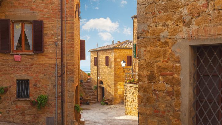 Un borgo medievale in Basilicata sta vendendo case a 1 euro