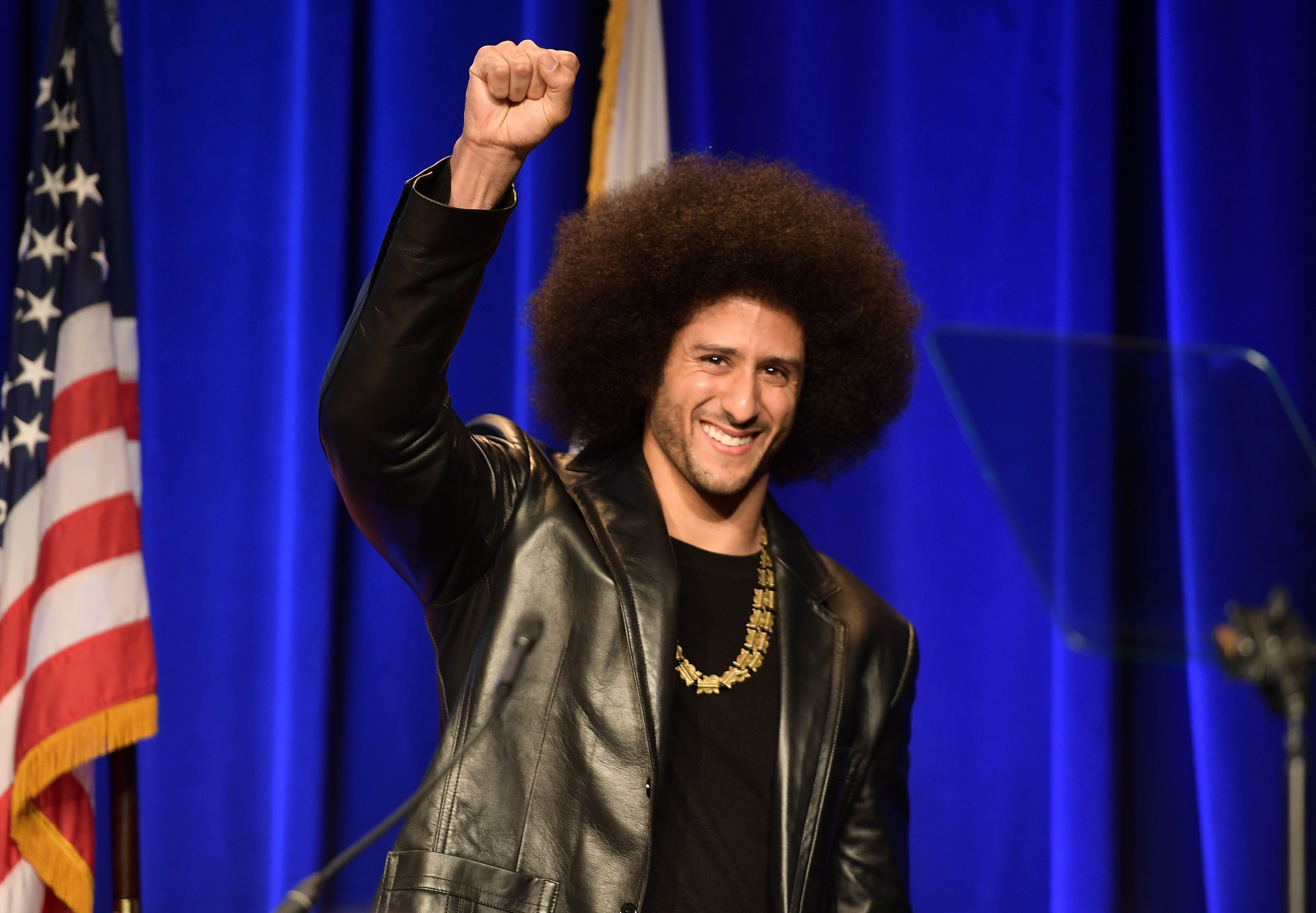 JAY-Z sports Colin Kaepernick jersey during 'Saturday Night Live' – New  York Daily News