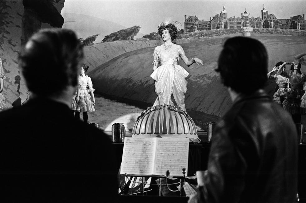 maggie smith during the filming of oh what a lovely war, directed by richard attenborough in his directorial debut maggie smith plays a music hall star march 1968