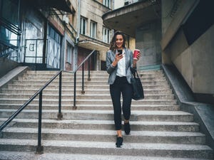 traplopen vrouw koffie hardloopschoenen hardloper