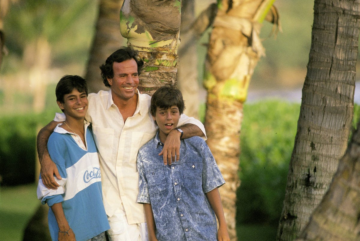 Ignacio Peyró, sobre la relación entre Julio Iglesias y su hijo Enrique:  "Julio es una persona egoísta y fue un padre ausente"