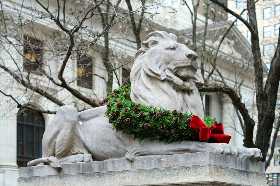 one of lions of new york public library 1911 with christmas decorations