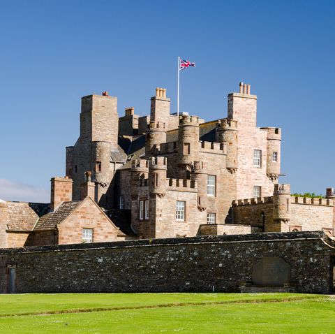 Castle, Landmark, Building, Sky, Architecture, Grass, Historic site, Fortification, Highland, Château, 