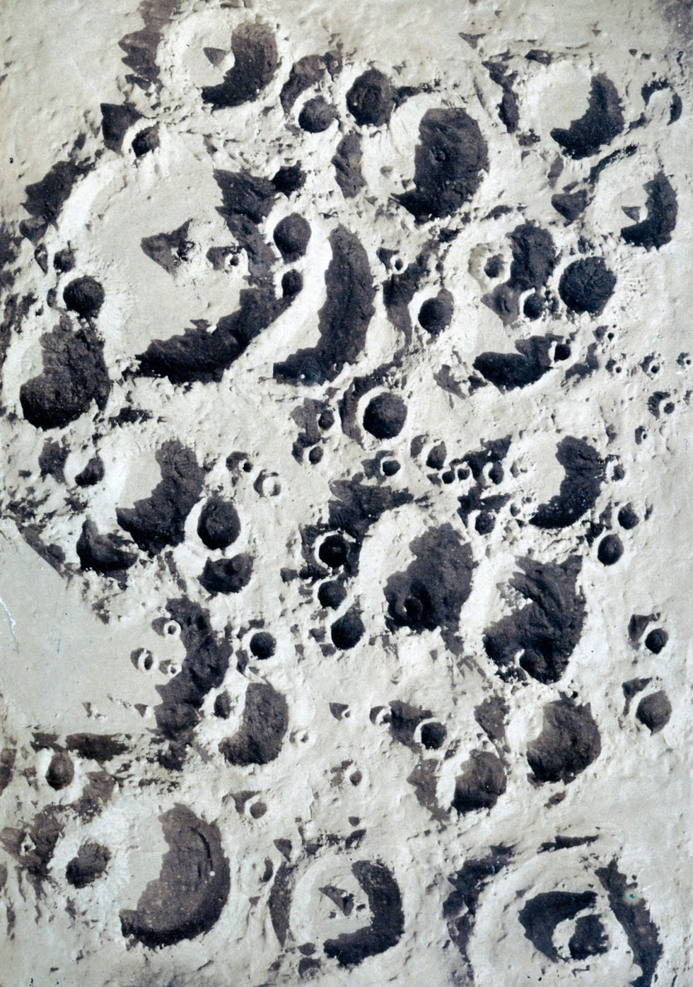 De gipsen maanmodellen van Nasmyth werden gefotografeerd omdat deze destijds betere resultaten zouden opleveren dan een foto van de maan zelf De fotos werden gebruikt in het boek The Moon dat Nasmyth in 1874 samen met James Carpenter publiceerde