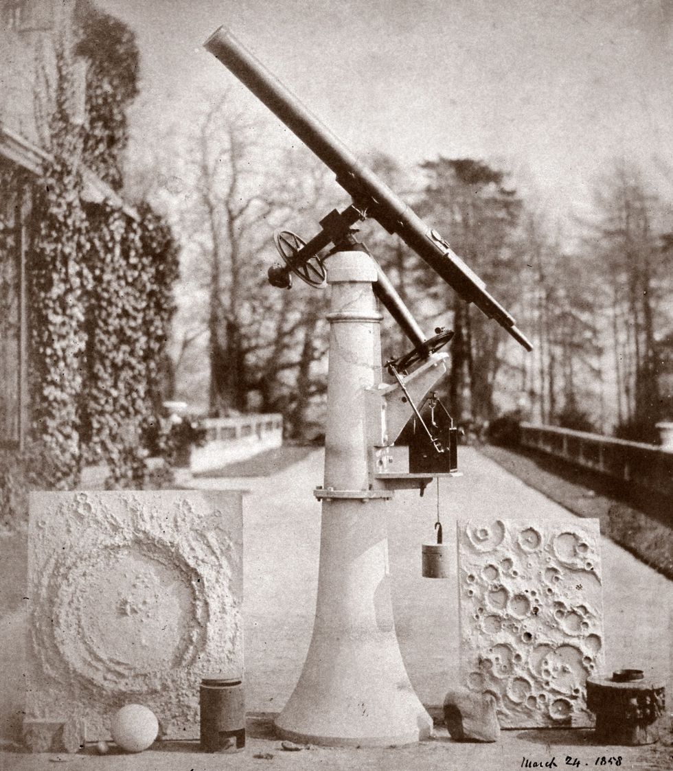 Aan het eind van de negentiende eeuw observeerde James Nasmyth de maan uitgebreid met zijn telescoop Hij maakte schetsen die de basis vormden voor zijn gipsen maanmodellen