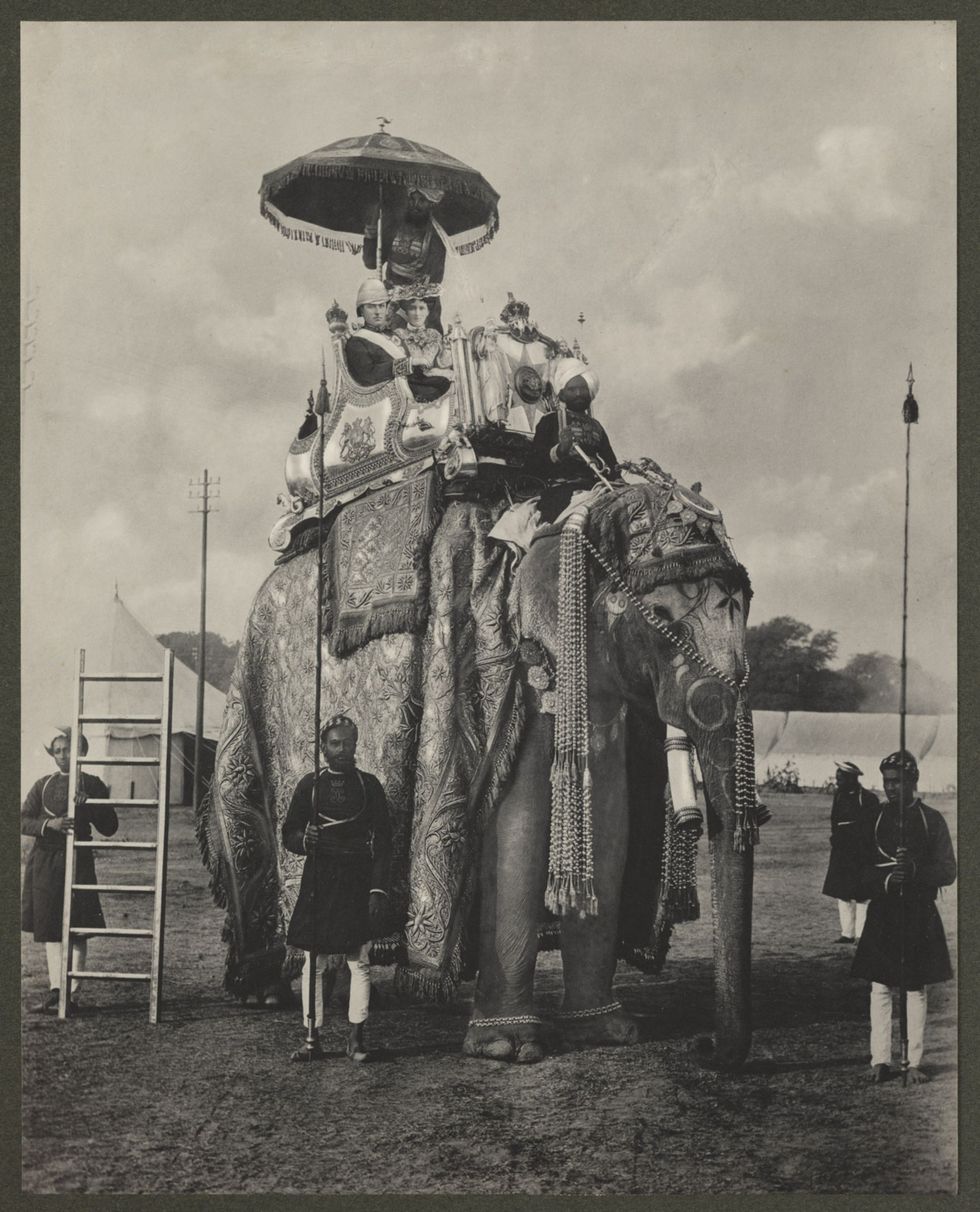 Lord George Curzon en zijn vrouw Mary rijden op een olifant circa 1895 Ondanks zijn controversile ambtstermijn als onderkoning van India waarin hij opzettelijk probeerde spanningen te creren tussen religieuze en etnische groepen werd Curzon in 1919 de Britse minister van Buitenlandse Zaken