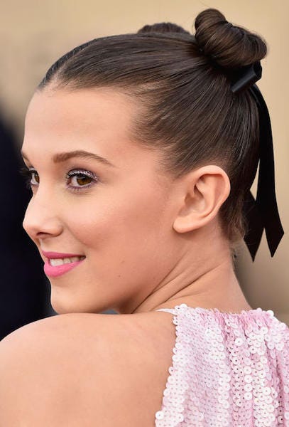 I capelli di Millie Bobby Brown ai Sag Awards 2018 e l'acconciatura che fa scandalo