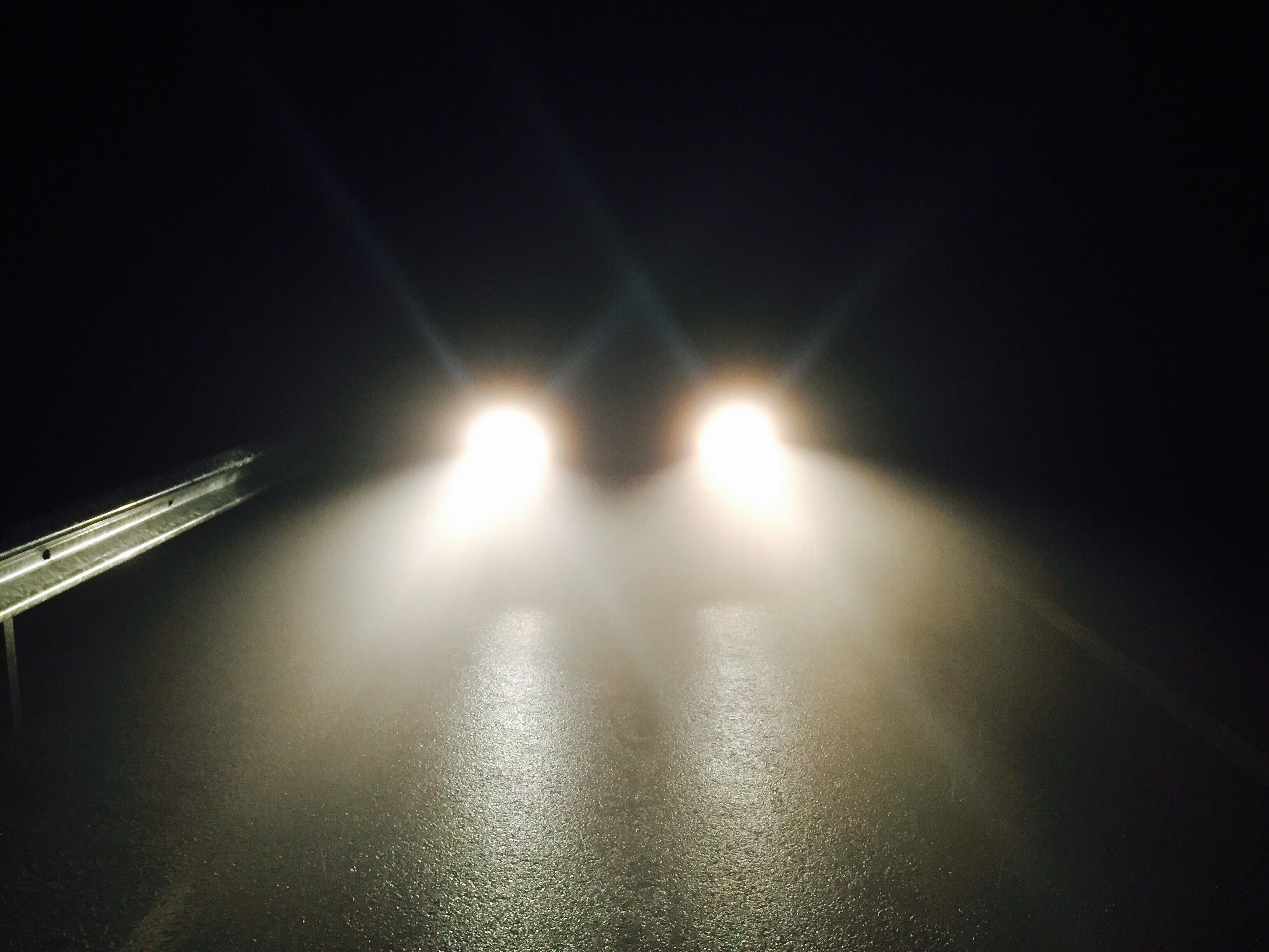 Фара луч света. Атмосферный свет автомобиля. Блик фонаря. Туман перед фарами ночью. Противотуманные фары ночью.