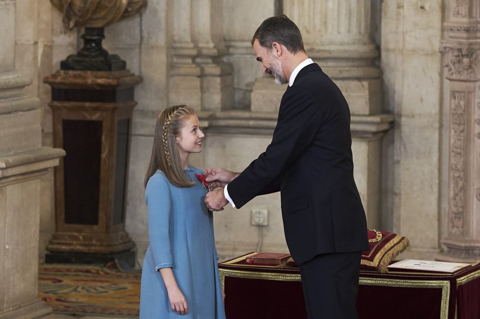菲利普國王親自為女兒萊昂諾爾公主別上金羊毛勳章。