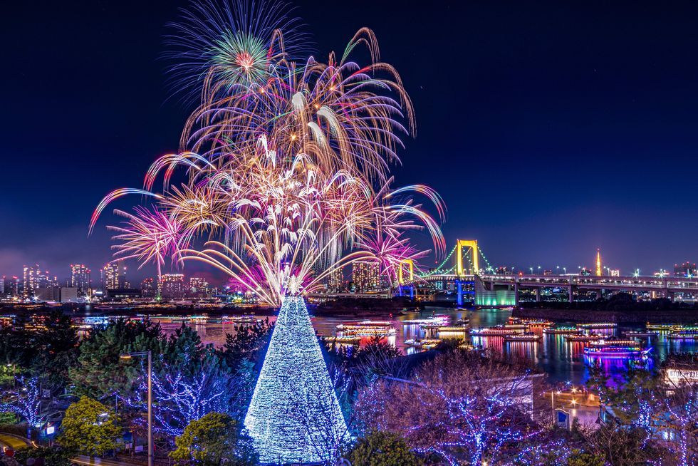 Fireworks, Reflection, Landmark, New Years Day, Night, Cityscape, Sky, Light, Metropolitan area, Lighting, 