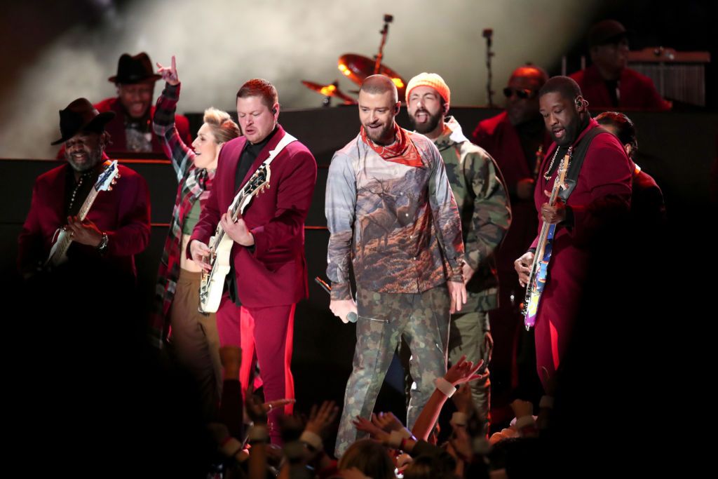 At Super Bowl LII halftime, Justin Timberlake turns Minneapolis purple and  duets with not-technically-a-hologram Prince