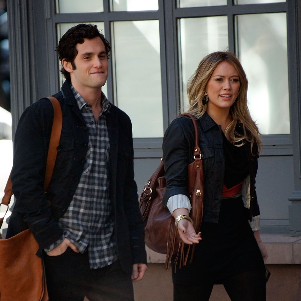 new york   october 06  actors penn badgley and hilary duff is seen on location for gossip girl on the streets of manhattan on october 6, 2009 in new york city  photo by jeffrey ufbergwireimage