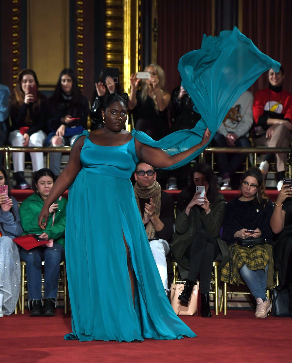Event, Flooring, Red carpet, Dress, Carpet, Premiere, Gown, Performance, Formal wear, Performance art, 