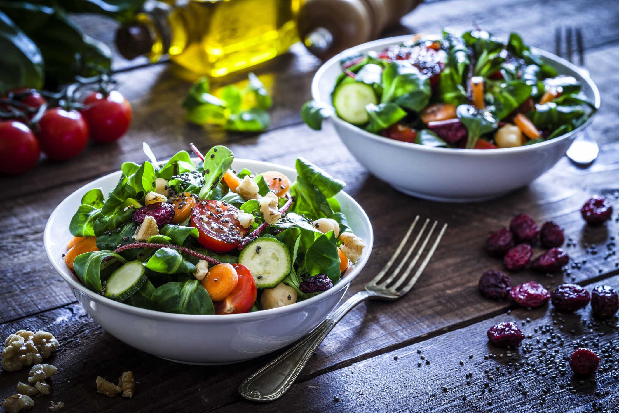 Donna che lava foglie di insalata verde per insalata in cucina in lavandino  sotto l'acqua corrente. Foto di alta qualità Foto stock - Alamy