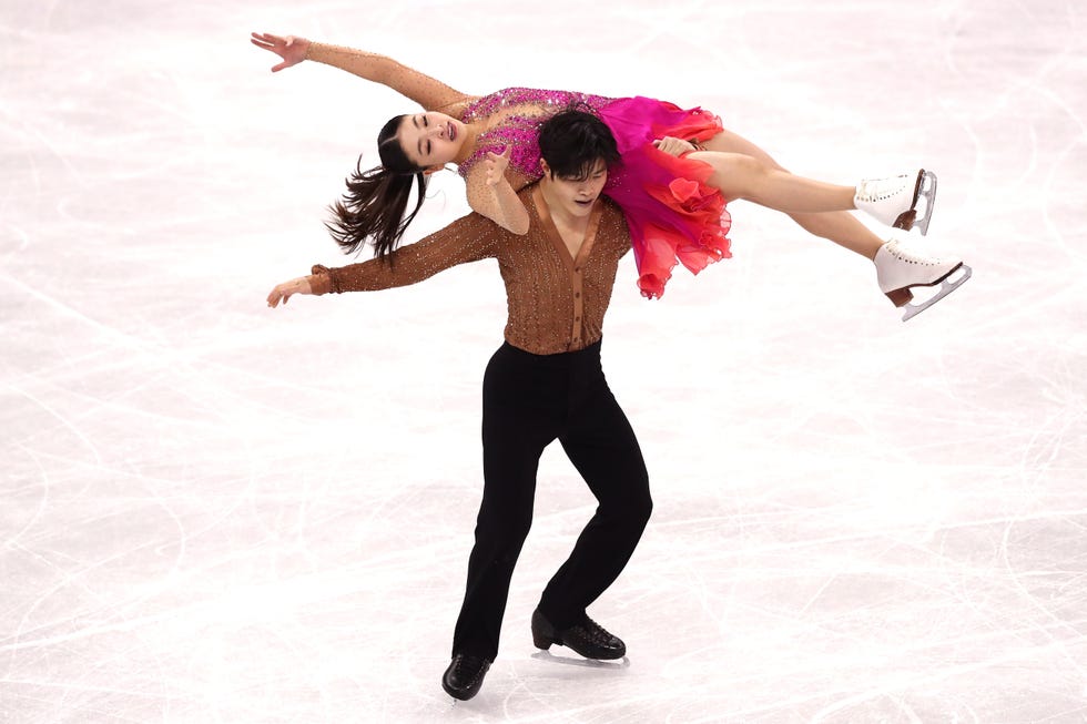 Figure skating, Figure skate, Ice dancing, Dancer, Ice skating, Jumping, Skating, Athletic dance move, Recreation, Pink, 