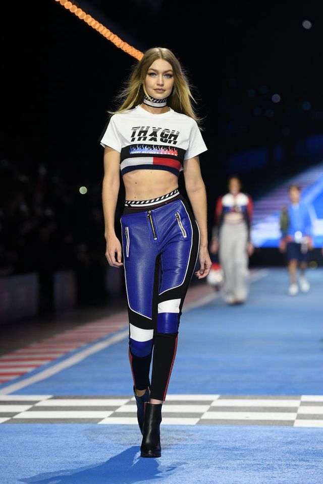Er is een trend voorjaar Ampère Gigi Hadid and Bella Hadid Walk in Tommy Hilfiger Racing Themed Fashion Show
