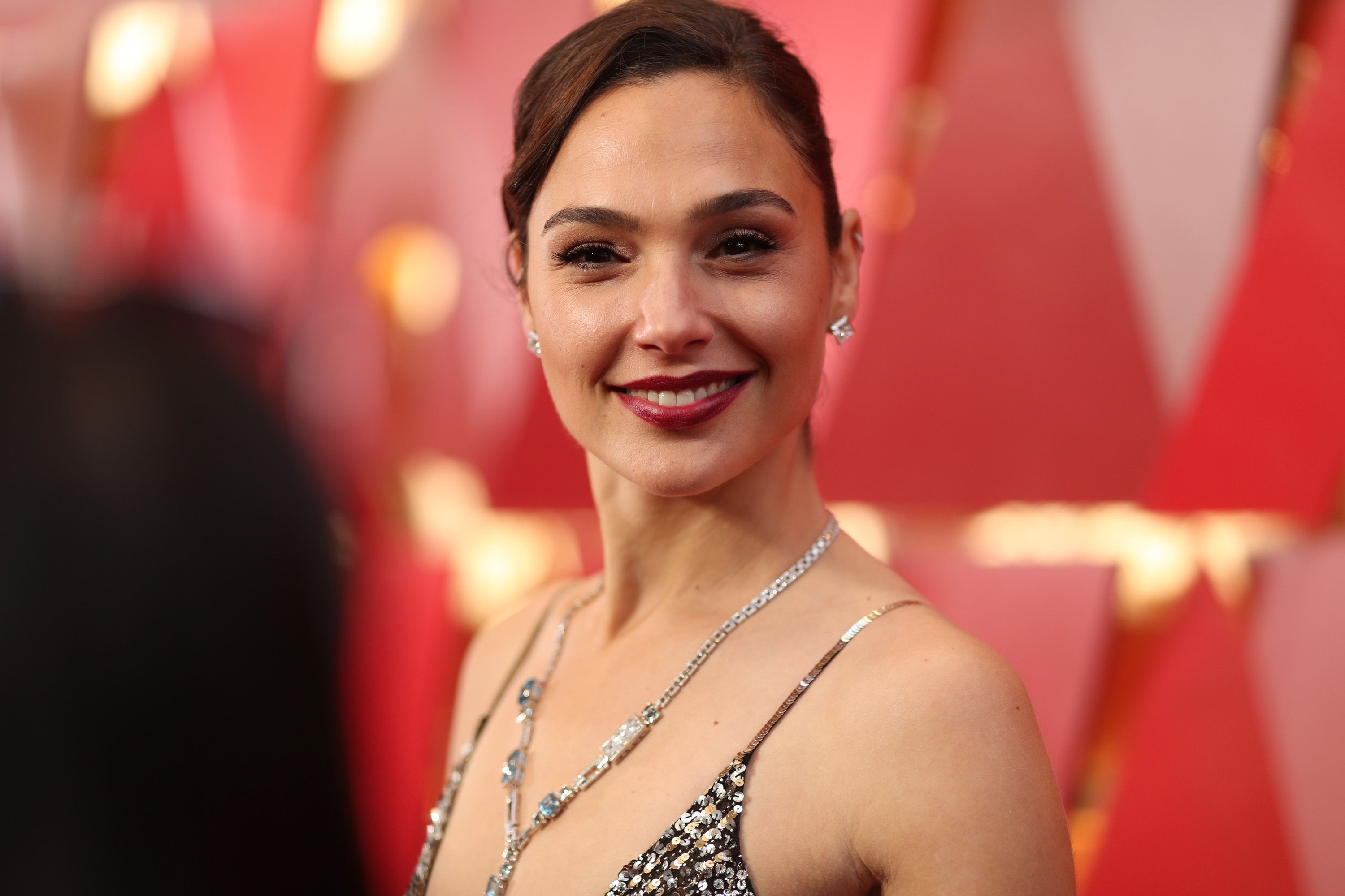 Gal Gadot se convierte en Wonder Woman (de verdad) para visitar un hospital  infantil- Gal Gadot visita un hospital infantil vestida de Wonder Woman