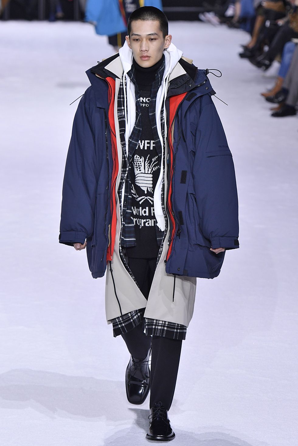 Stearinlys sponsor filosofi Balenciaga's $9,000 Layered Coat at Paris Fashion Week Reminds People of  Friends' Joey Tribbiani