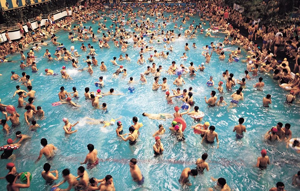 big crowd in pool 