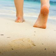 walking-beach-feet