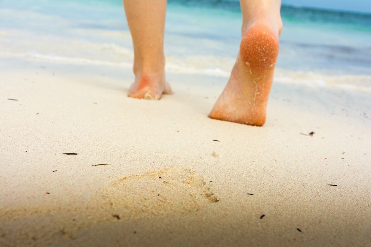 walking-beach-feet